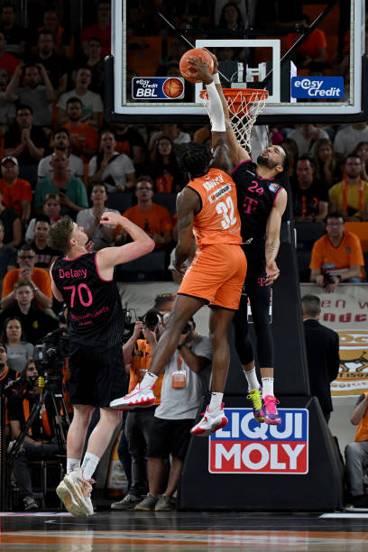 佩奇送女武 佩奇送女武